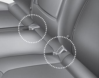 Détacher la ceinture de sécurité centrale arrière